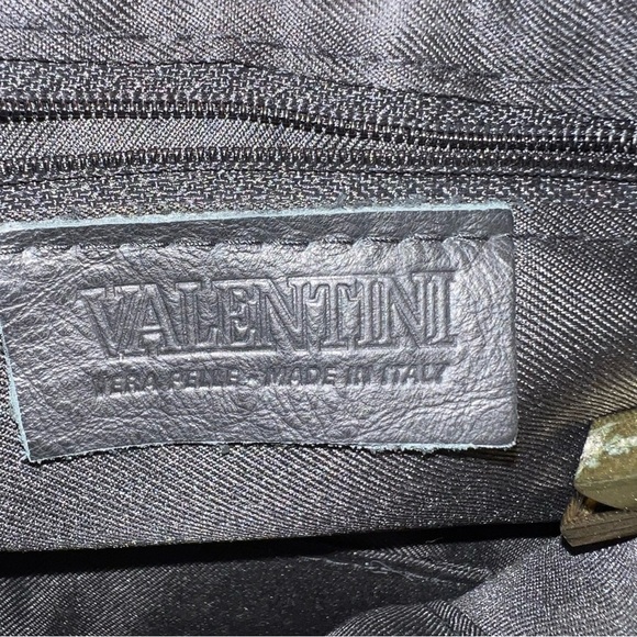 Cream and Gold Crossbody Bag with Quilted Texture and Gold Clasp - Picture 8 of 10